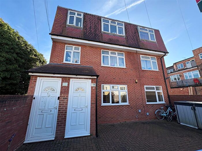 2 Bedroom Maisonette To Rent In Upper Farm Road, West Molesey, KT8