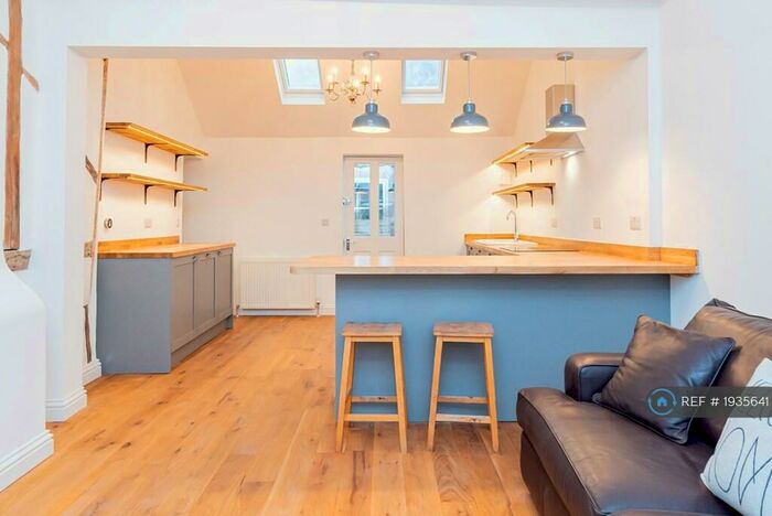 2 Bedroom Flat To Rent In High Street, Wargrave, Reading, RG10