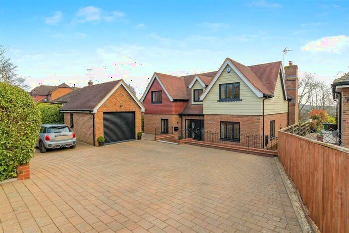 4 Bedroom Detached House For Sale In Heath Road, Great Brickhill, Buckinghamshire, MK17