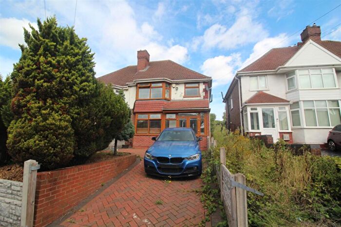 3 Bedroom Semi-Detached House For Sale In Flaxley Road, Birmingham, B33