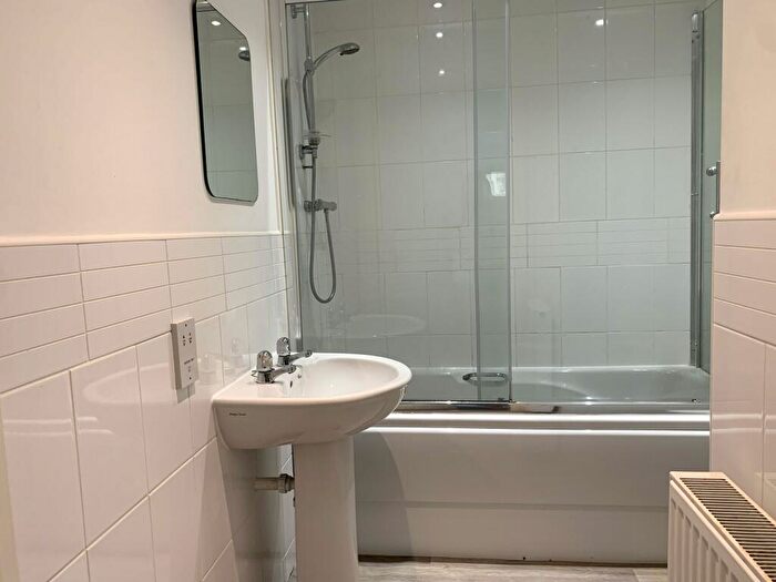 2 Bedroom Flat To Rent In Flat, Erinalice Court, LN1