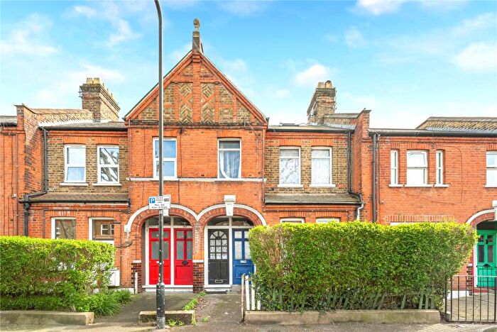 3 Bedroom Flat For Sale In Warner Road, Walthamstow, London, E17