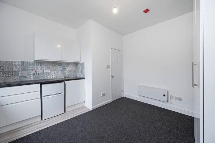 Studio To Rent In Bodney Road, Hackney, London, E8