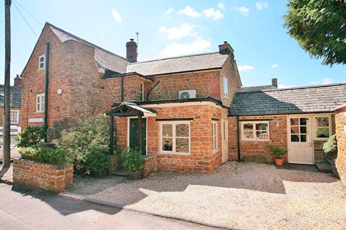 3 Bedroom Semi-Detached House For Sale In Holcombe Gardens, Deddington, OX15