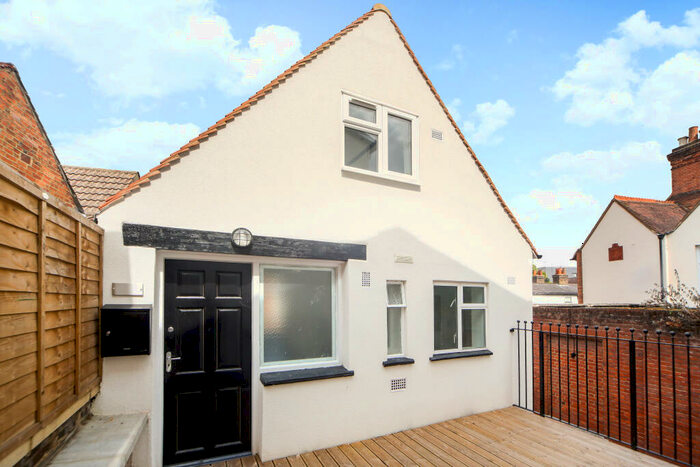 2 Bedroom Flat To Rent In London Street, Chertsey, KT16