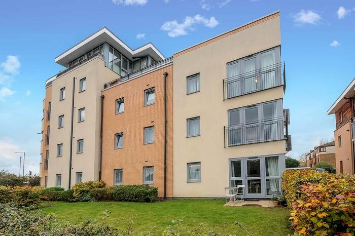 2 Bedroom Flat To Rent In Windsor, Berkshire, SL4