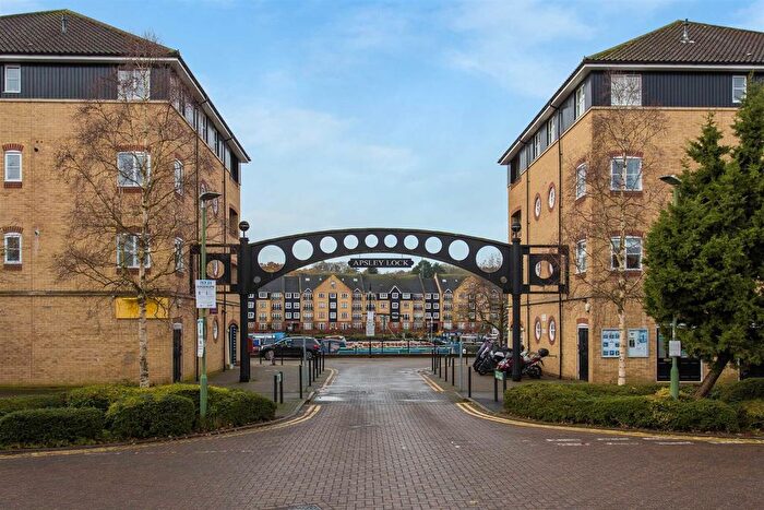 2 Bedroom Flat For Sale In Evans Wharf, Apsley Lock, Hemel Hempstead, HP3