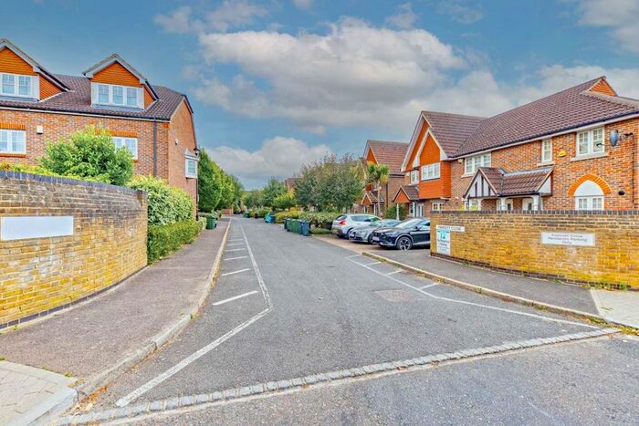 3 Bedroom Property To Rent In Fawcett Close, London, SW16