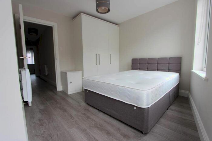 2 Bedroom Flat To Rent In Chase Side, London, N14