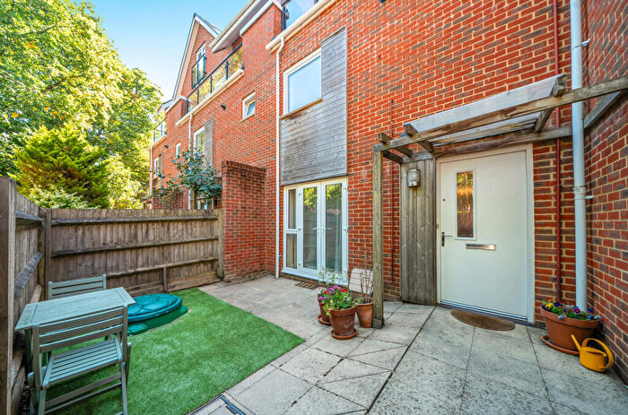 3 Bedroom Maisonette For Sale In Archers Road, Southampton, Hampshire, SO15