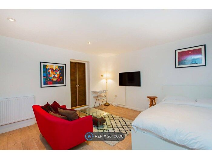 Studio To Rent In Avenue Crescent, London, W3