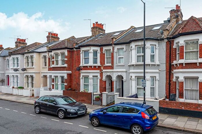 3 Bedroom Flat To Rent In Kelvedon Road, London, SW6
