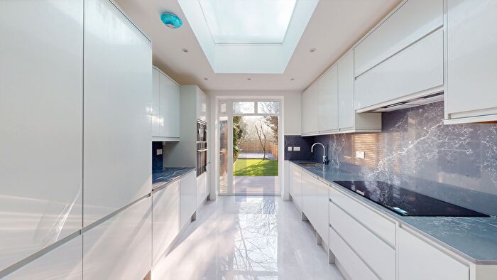 2 Bedroom Flat To Rent In Chesterfield Road, London, London, W4