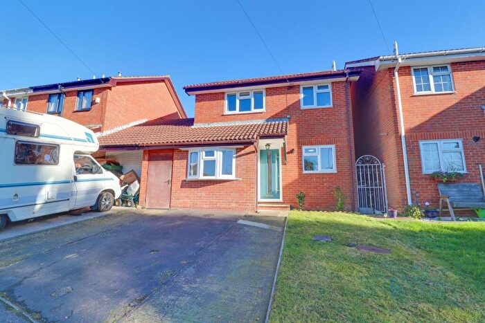 3 Bedroom Link Detached House For Sale In Swift Hollow, Woolston, SO19