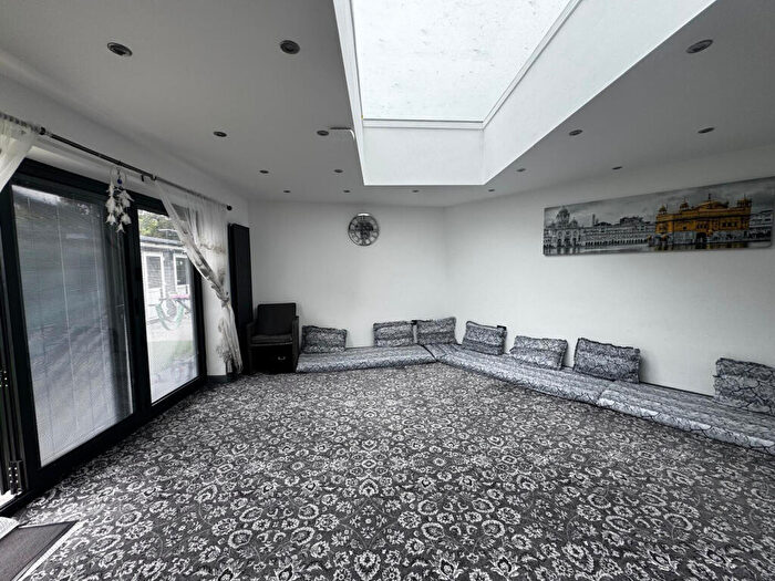 3 Bedroom Terraced House To Rent In No Deposit Option, Peartree Gardens, RM7