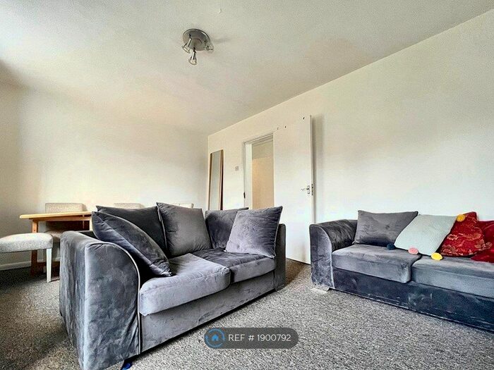 3 Bedroom Flat To Rent In Callingham House, London, SW4