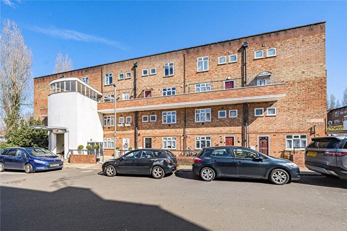 3 Bedroom Maisonette For Sale In Frensham Drive, London, SW15
