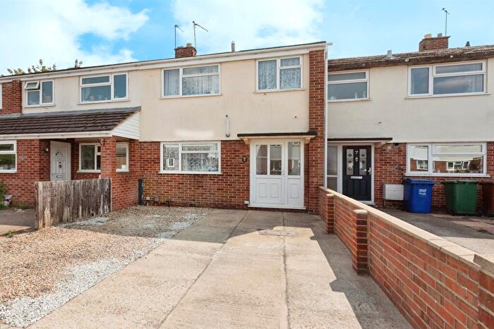 3 Bedroom Terraced House For Sale In Chichester Close, Bicester, OX26