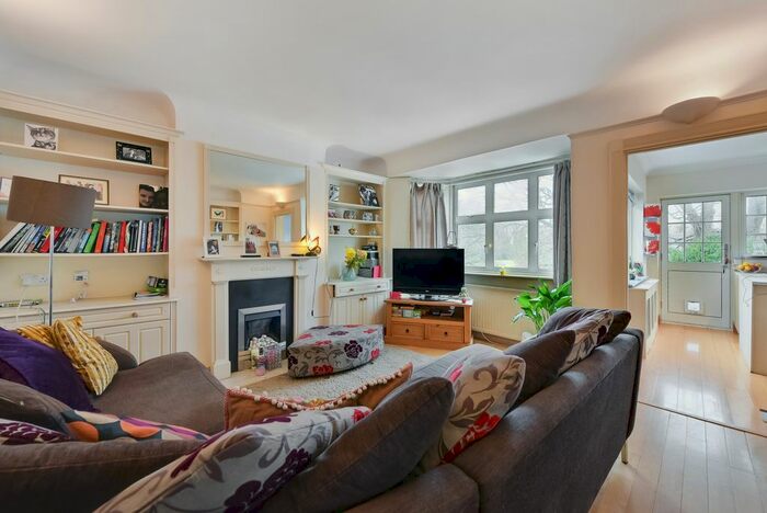 2 Bedroom Maisonette To Rent In Perth Close, London, SW20