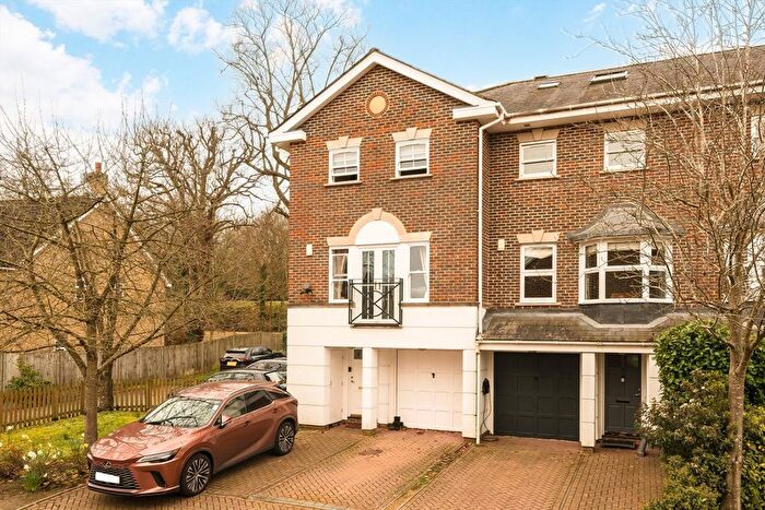 4 Bedroom Semi Detached House To Rent In Hayward Road, Thames Ditton, KT7