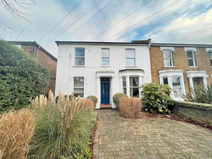 1 Bedroom Flat To Rent In Cherry Orchard, Staines, TW18