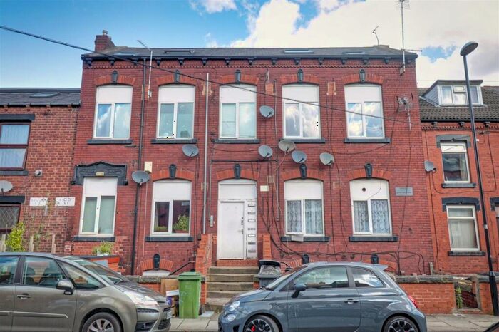 2 Bedroom Flat To Rent In Nancroft Mount, Leeds, West Yorkshire, LS12