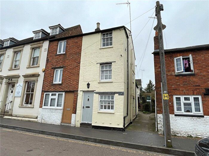 2 Bedroom End Of Terrace House For Sale In High Street, Buckingham, MK18