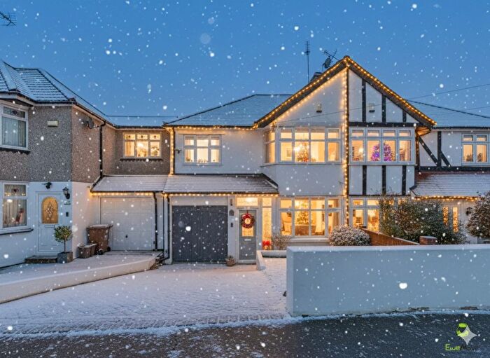 3 Bedroom Semi Detached House For Sale In Appledore Avenue, Bexleyheath, DA7