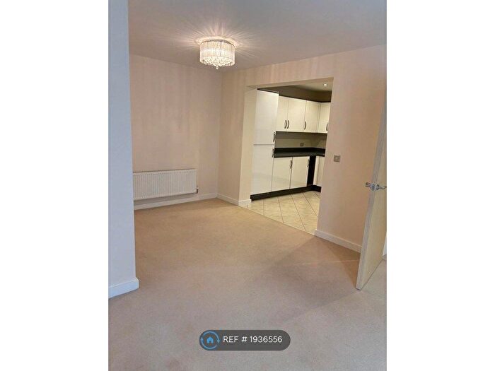 2 Bedroom Flat To Rent In Bradley Court, Worcester, WR5