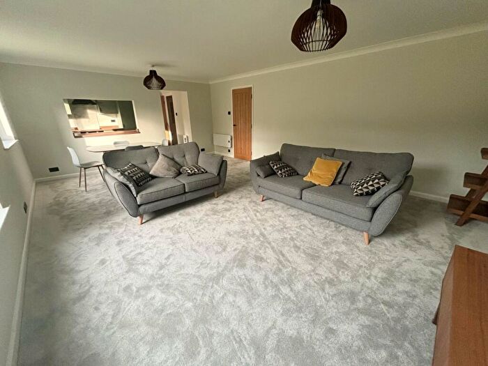 2 Bedroom Flat To Rent In North Park Avenue, Leeds, West Yorkshire, LS8