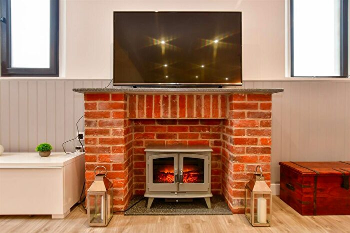 2 Bedroom Character Property For Sale In Newport Road, Apse Heath, Isle Of Wight, PO36