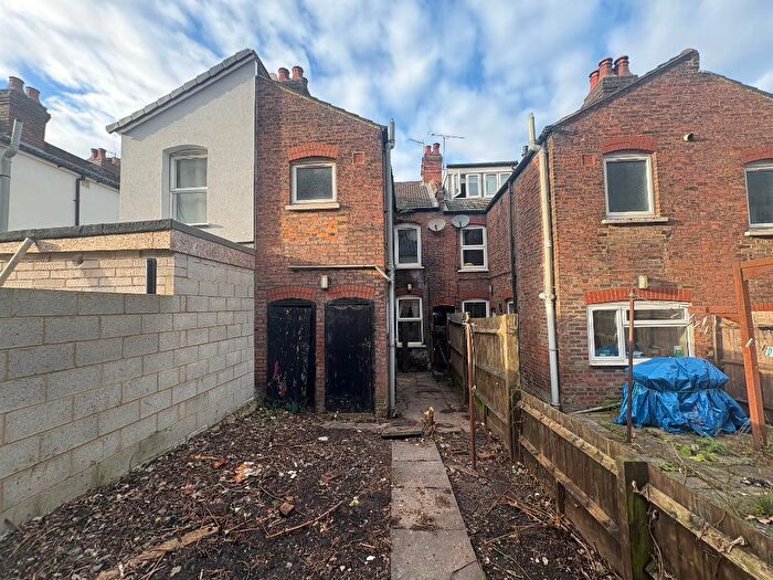 2 Bedroom Terraced House For Sale In Oak Road, Luton, Bedfordshire, LU3