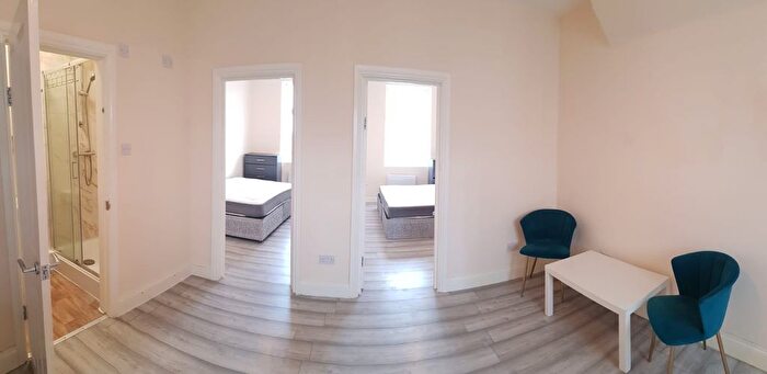 2 Bedroom Flat To Rent In Hugh Road, N12