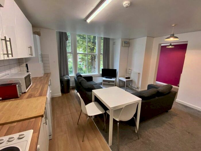 5 Bedroom Flat To Rent In Clifton Avenue, Manchester, Greater Manchester, M14