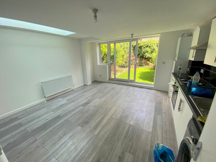 2 Bedroom Property To Rent In Dynevor Road, London, N16