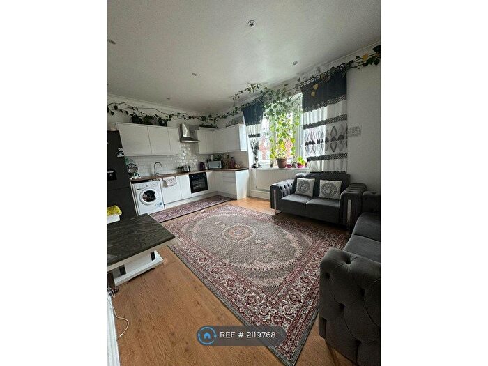 2 Bedroom Flat To Rent In Green Lanes, London, N13