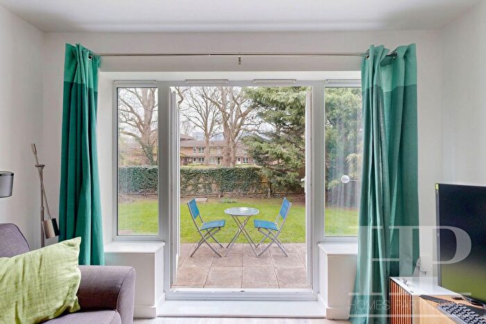 2 Bedroom Flat For Sale In Woodfield Road, Crawley, RH10