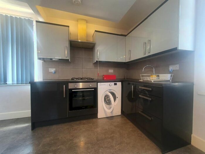 3 Bedroom Flat To Rent In Colina Mews, London, N15