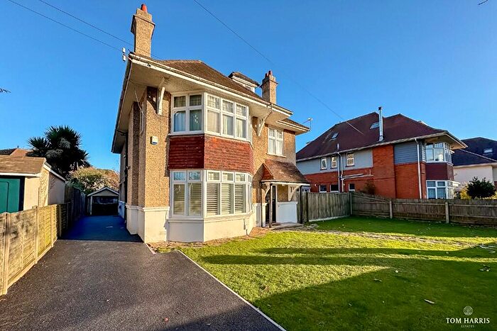 2 Bedroom Flat For Sale In Chessel Avenue, Bournemouth, Dorset, BH5