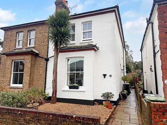 2 Bedroom House To Rent In Clinton Road, Leatherhead, KT22