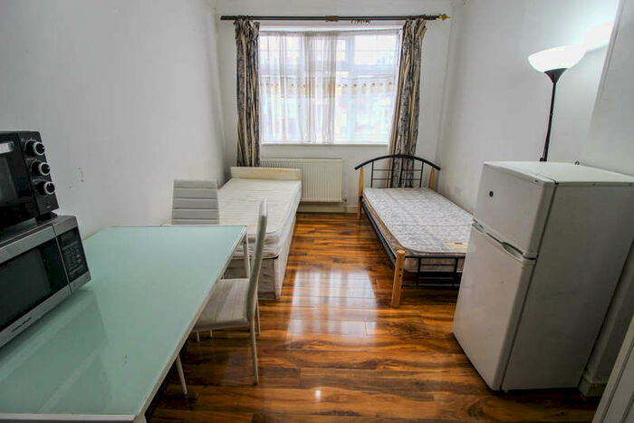 Flat To Rent In Kenton Road, Harrow, HA3