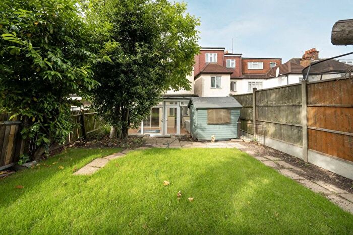 2 Bedroom Flat To Rent In The Drive, London, NW11