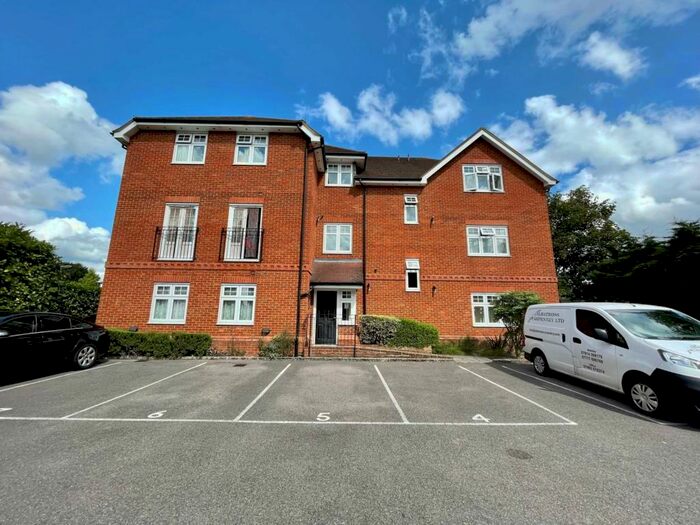 1 Bedroom Flat To Rent In Clements Mead, Leatherhead, KT22