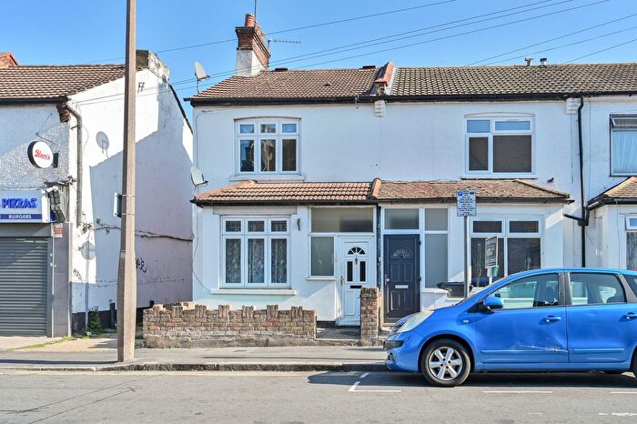 3 Bedroom Flat For Sale In Harwoods Road, Watford, WD18