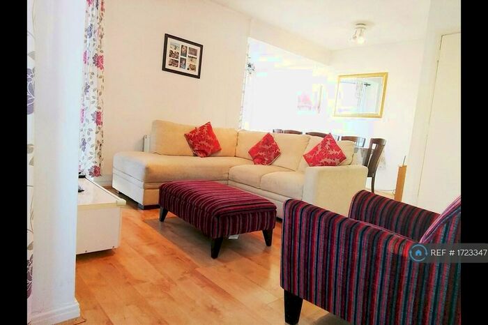 2 Bedroom Flat To Rent In Bryan Road, London, SE16