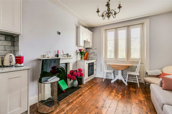 1 Bedroom Flat To Rent In Lonsdale Square, Islington, London, N1