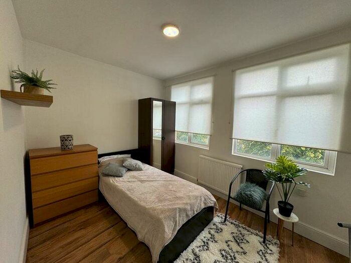 Studio To Rent In Ballards Lane, London, N3