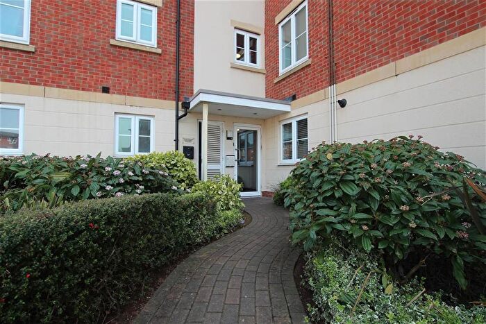 2 Bedroom Flat To Rent In Dixon Close, Redditch, B97