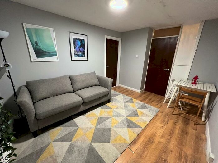 3 Bedroom Flat To Rent In Farm Road, Edgware, Middlesex, HA8