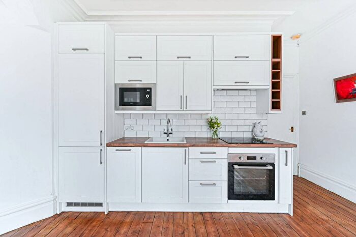 2 Bedroom Flat To Rent In Tooting Bec Gardens, Streatham, London, SW16